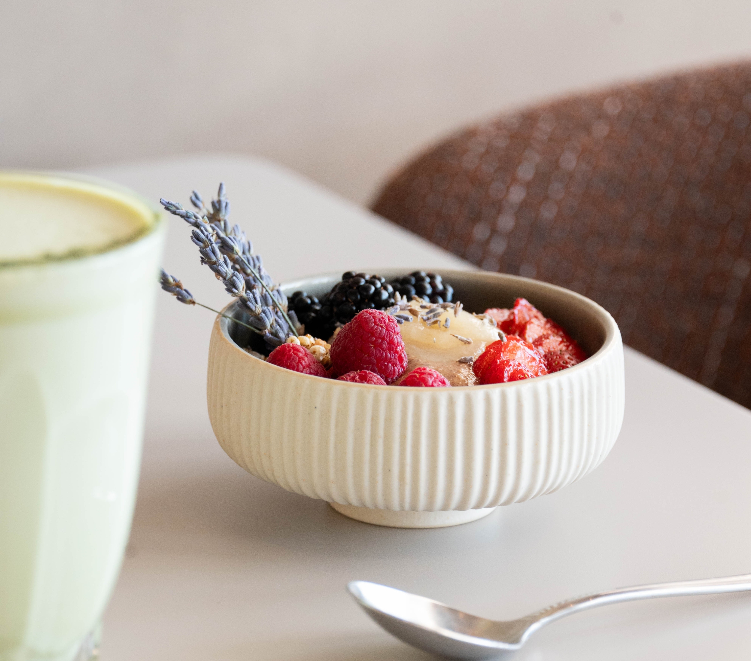 Matcha Latte et dessert fromage blanc avec muesli et fruits